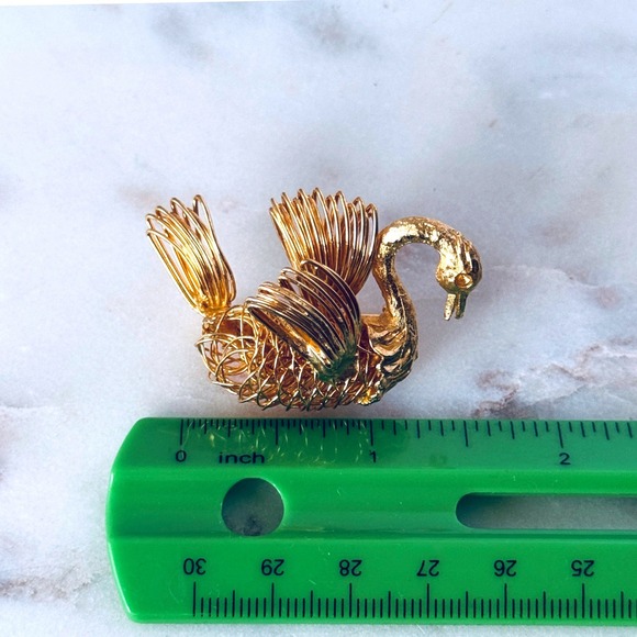 Vintage Gold Tone Wire Filigree Swan Brooch Pin Mid Century Bird Costume Jewelry - Picture 7 of 7